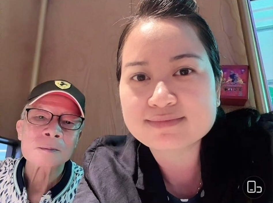 何太又指何伯亡妻「好賭」,以前晚晚打麻雀打到好夜唔返屋企,仲咬到何伯流血!