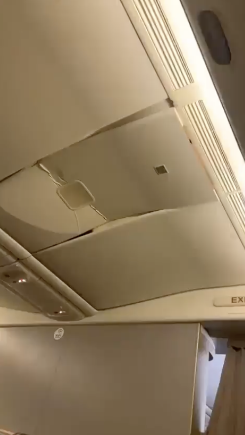 整個機艙內未有繫安全帶的人和物品被拋向空中，有些乘客甚至撞凹行李架