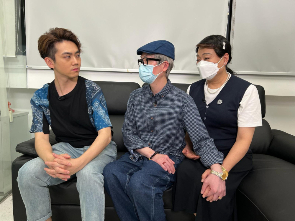 製作組為了提高像真度，更急Call事件原主持魏柏豪協助拍攝