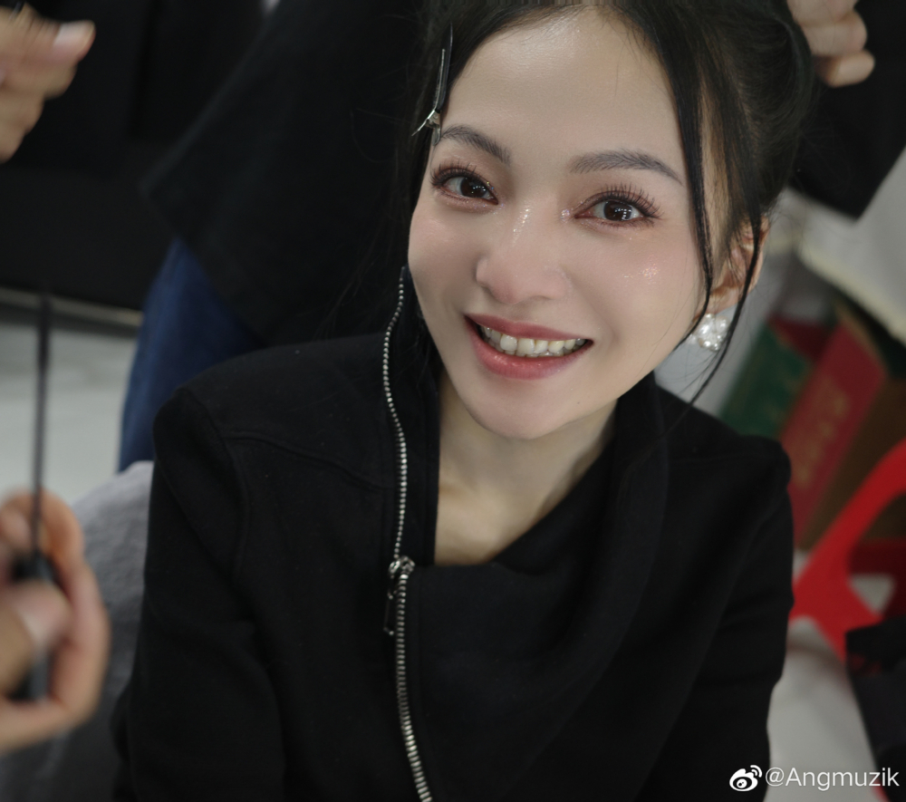 近日她就獲邀出席中國江蘇「時光演唱會」，但在演出前卻不幸生病。