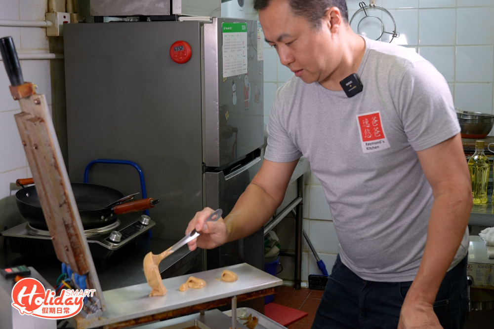 在研發不同口味時,Raymond都堅持以原材料製造。