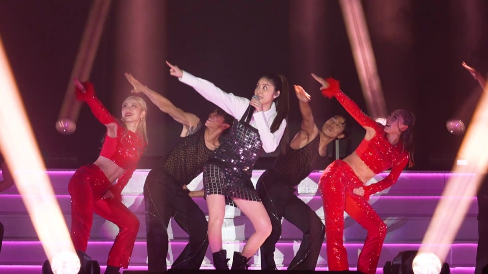 黎芷珊便帶觀眾全程直擊Kelly巡唱演出