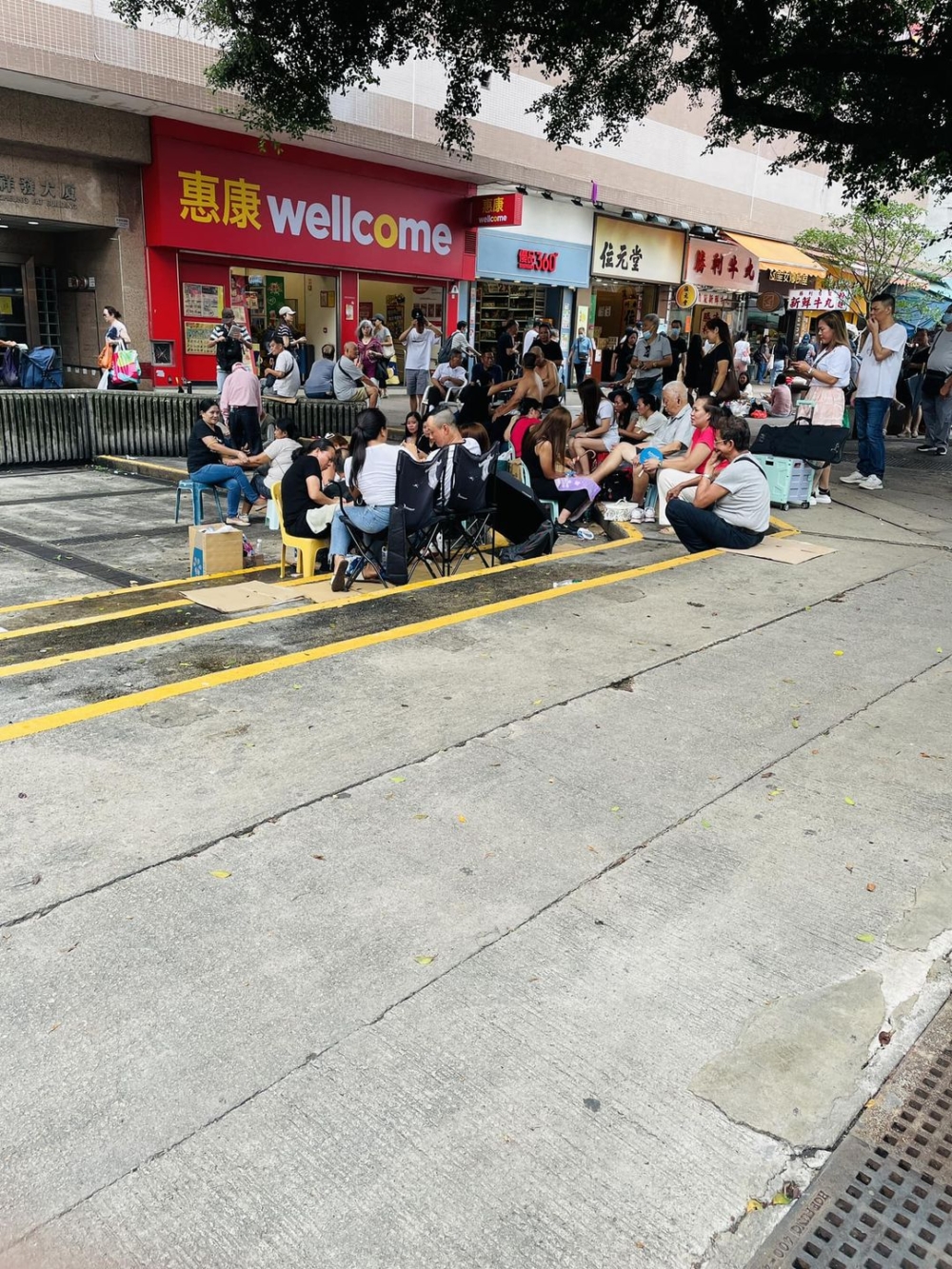 她們自備膠凳、露營椅、毛巾，並在地上舖滿了紙皮相當專業