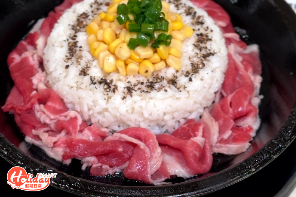 推介必食黑椒牛肉飯,在招牌黑椒牛肉飯上配上秘製醬汁和每日新鮮磨製的黑胡椒粒,加上高溫烹調,香氣襲人!