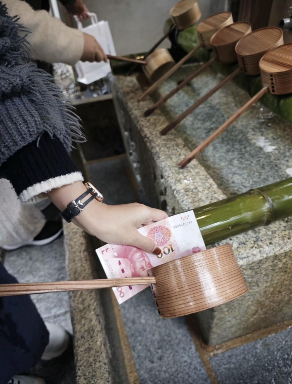 很多遊客特別到御金神社「洗錢」~