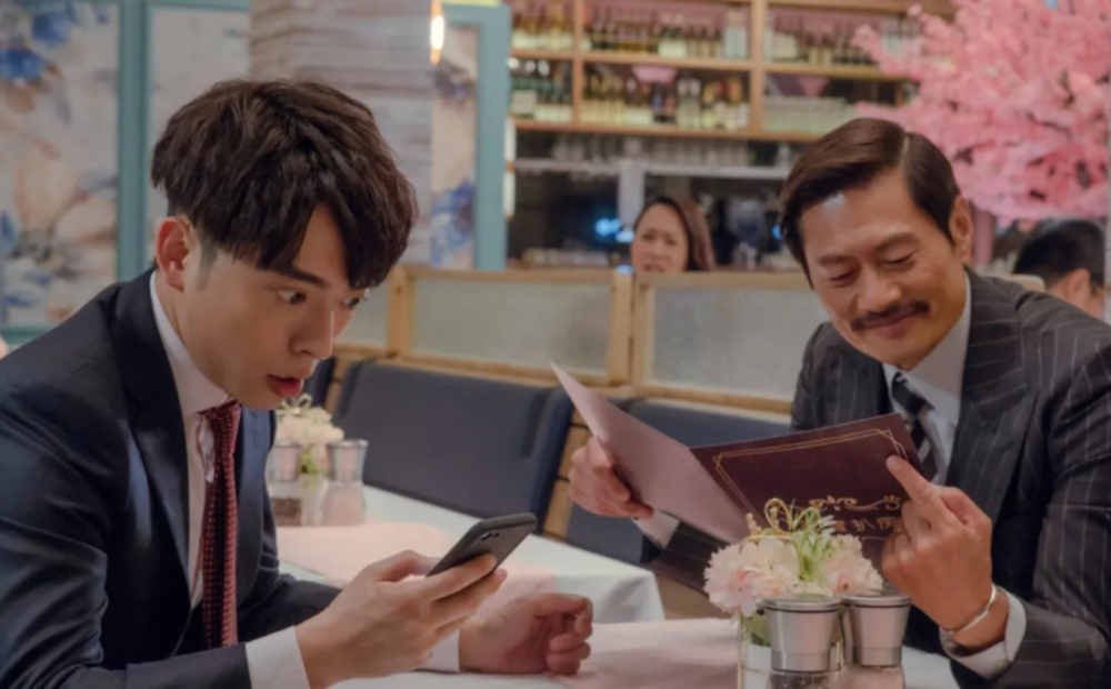 B君活躍於香港兩大FB飲食群組，，佢自稱同餐廳好熟，所以往往都由佢book餐廳組飯局