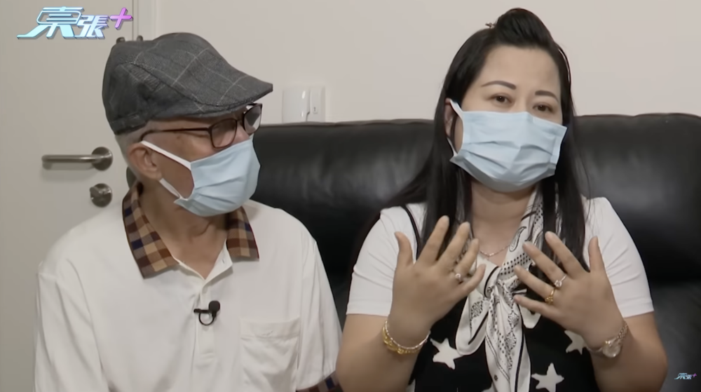 何太曾戴頸鏈接受訪問