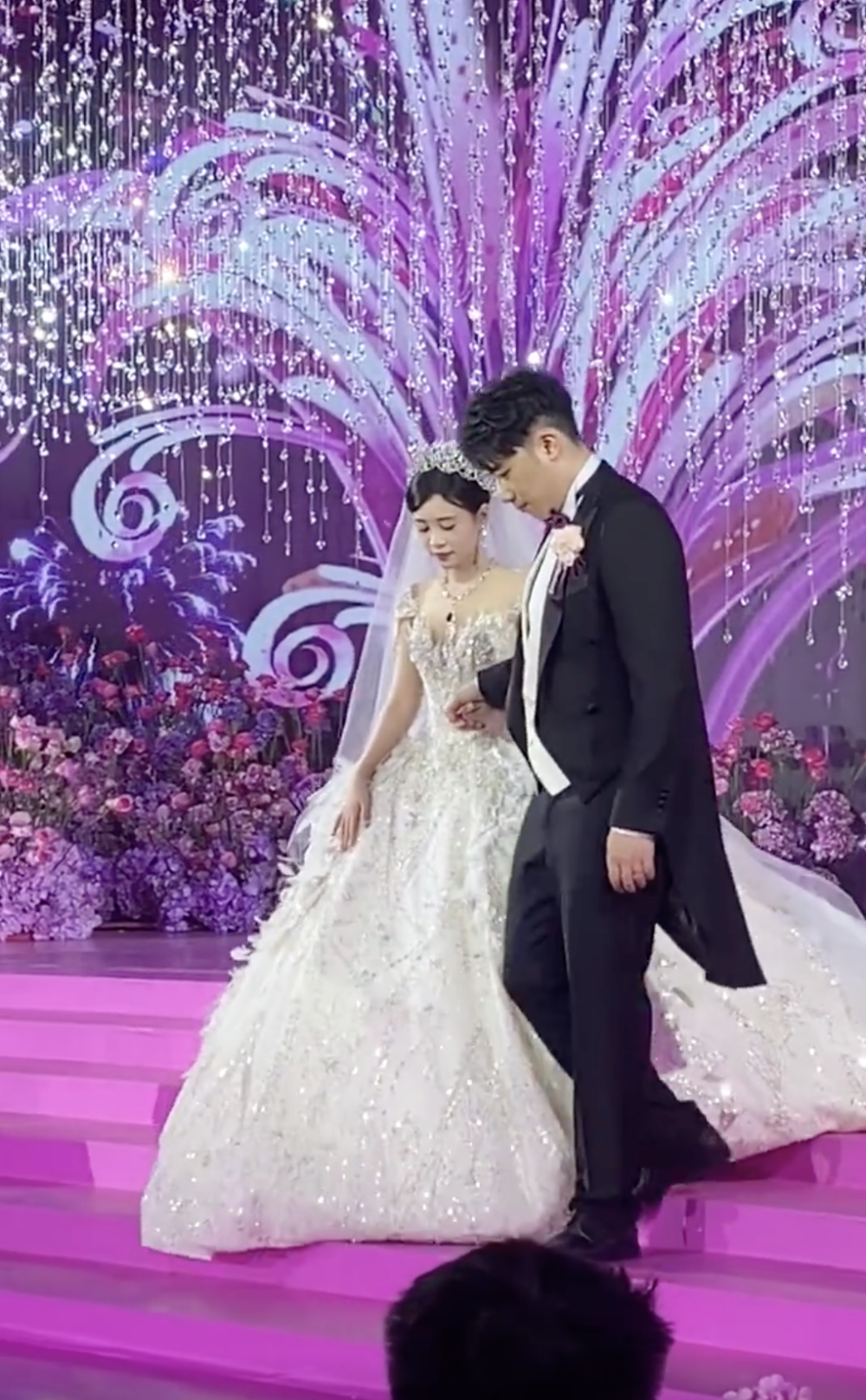 這場婚禮的現場佈置更是如童話般夢幻，從入口處到宴會廳，每一個角落都充滿著浪漫與奢華。