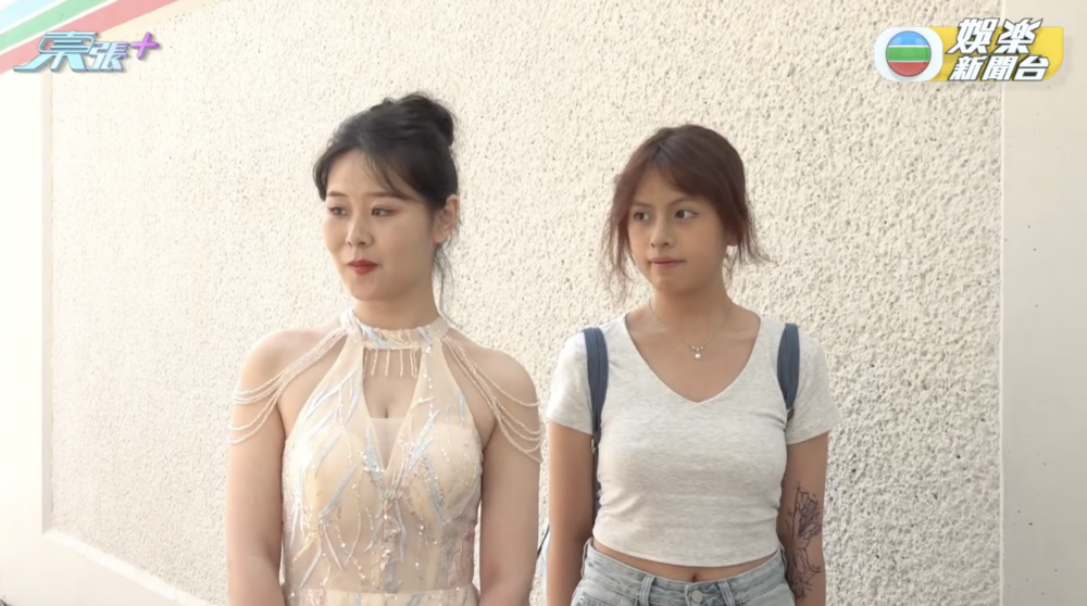 右邊佳麗手上紋身搶眼！