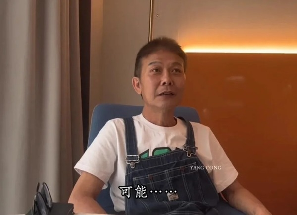 而上月中,其實就有一條錢小豪在酒店房接受訪問的影片流出