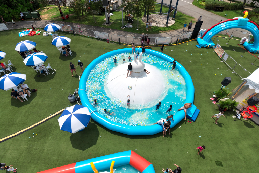 當然少不了嘉年華必備的波波池「Raby’s Slope Ball Pit 斜坡波波池」,今次將加入水的元素,小朋友爬上光滑的斜坡,順利觸及Raby後再順勢一瀡以下直入水中波波池,盡情激起浪花。