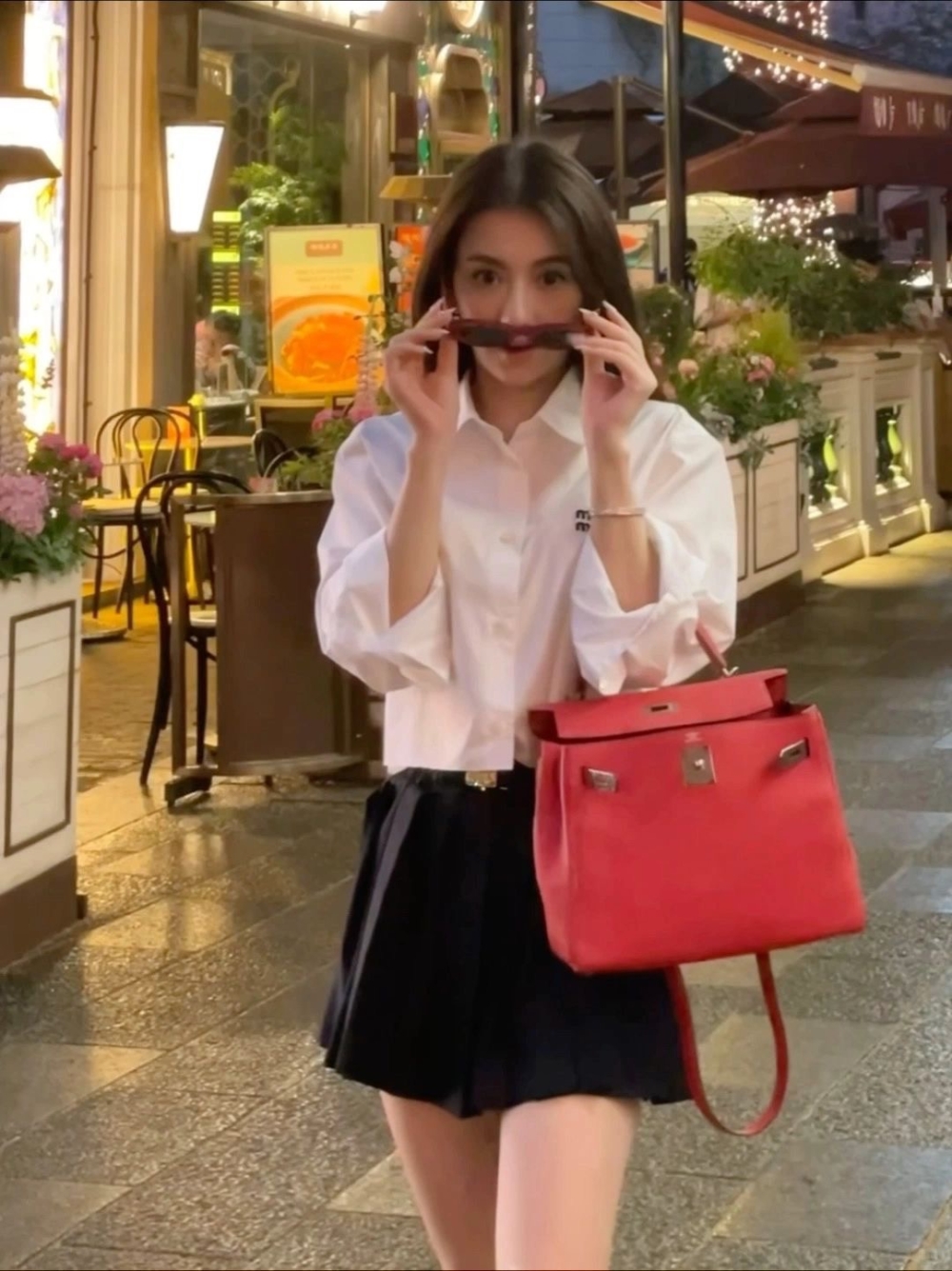 升級做天王婦的她出門滿身貴氣,上衣是miu miu,手袋是birkin