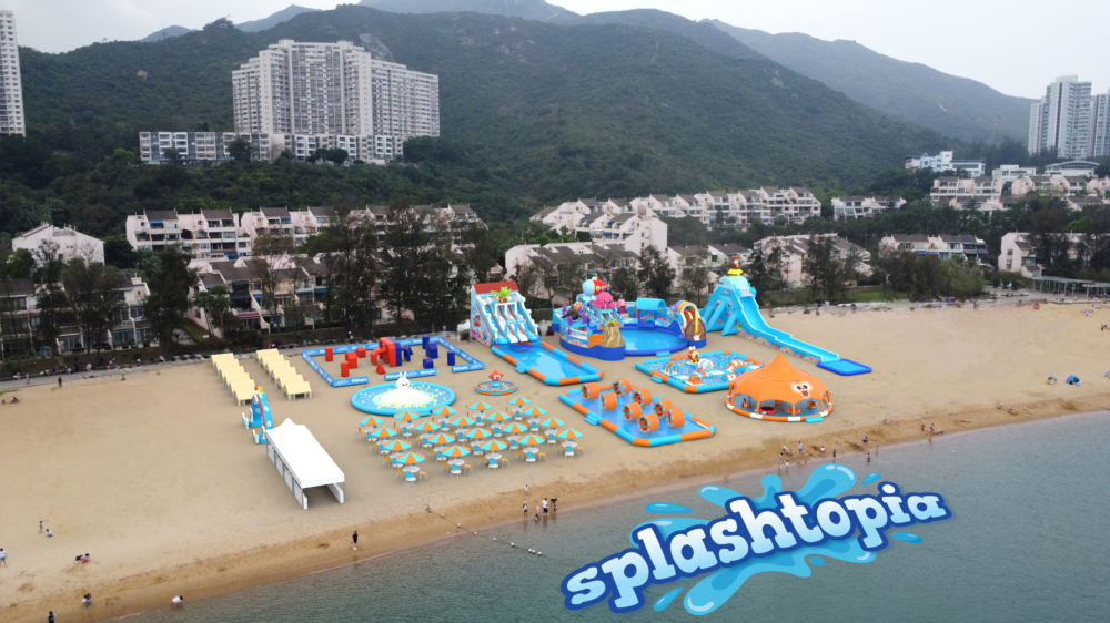 新加坡屢獲殊榮的人氣親子遊樂品牌 Kiztopia 今年暑假將其全新品牌 Splashtopia 帶到愉景灣大白灣沙灘,超過 48,000呎,的沙灘打造成全港最大型沙灘水上冒險樂園,現場特設9大以 Under Water 為主題的 巨型充氣彈床遊樂區。