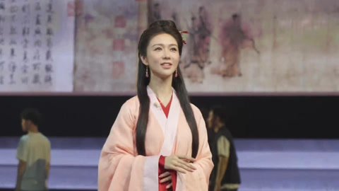 原來大家都注意到佢條頸，衣領交疊令佢條頸睇落更長