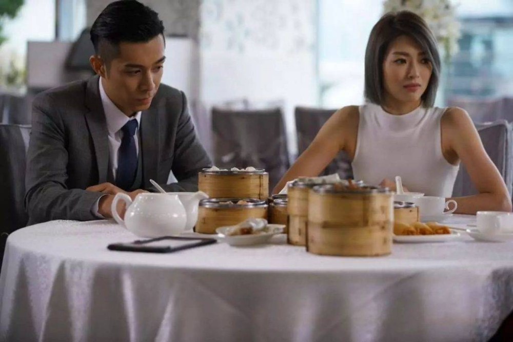 網友在Facebook群組「在飲食黑店大全 (全港食店質素/價錢/服務關注組)」發文：「今日下午一家三口去咗屯門時代廣場一間XXXX餐廳食嘢，埋完單發現一位2歲BB被收咗茶位費