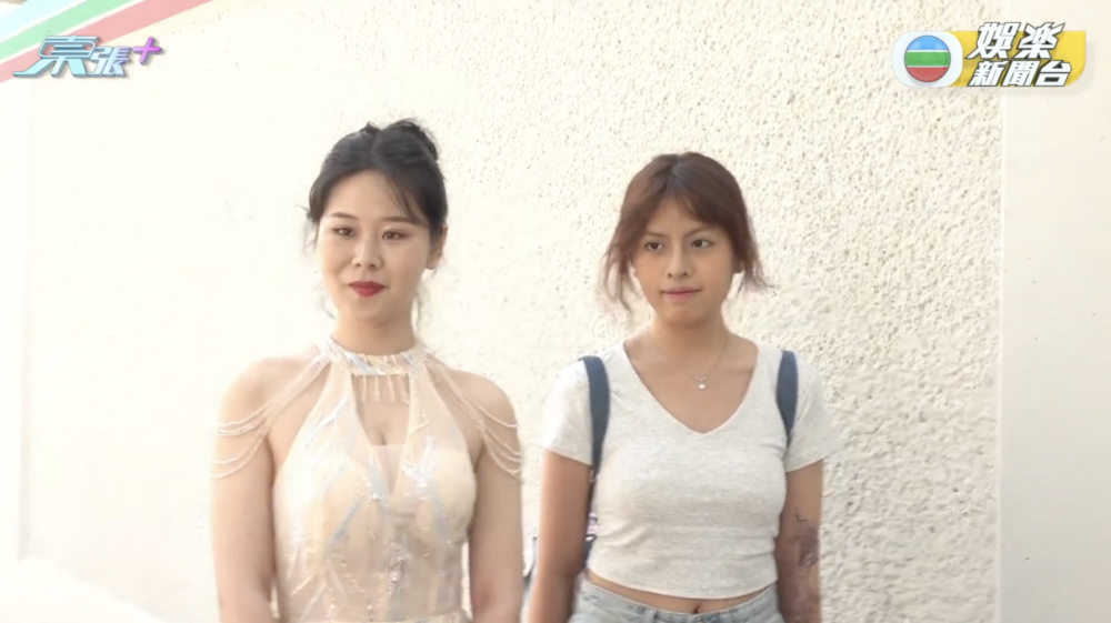 左邊佳麗以舞衣現身