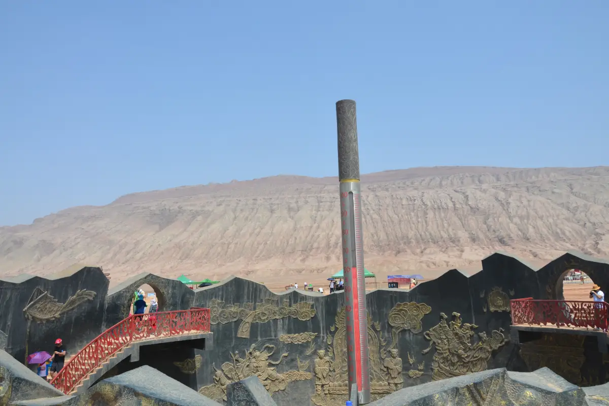 工作人員呼籲民眾避免在高溫時段進行戶外活動，尤其是在午間的最高溫度時段，以免發生中暑等情況。  