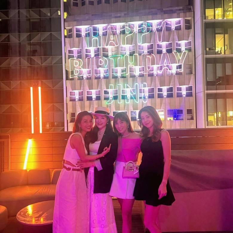 與好友聚會時,苟芸慧穿著較為密實的衣服