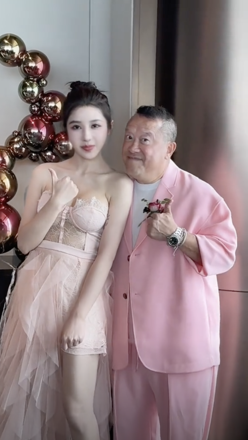 有網民則提出曾志偉那一眼是在看喬妹的手勢，然後才擺出一樣的大拇指pose