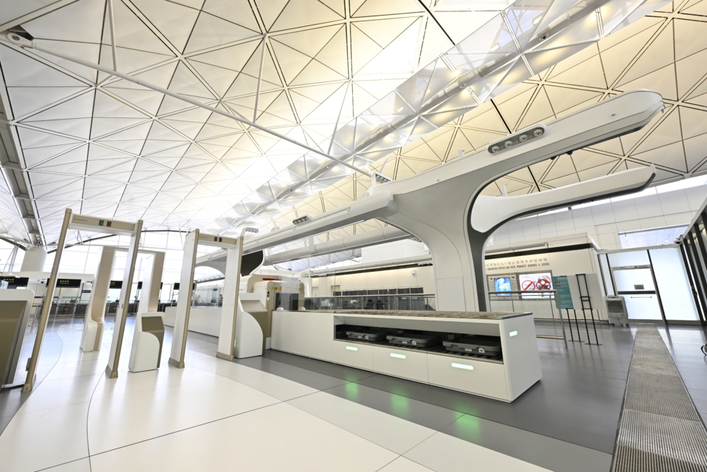 旅客在通過安檢時,不再需要將手提電腦、流動電話及液體等物品取出,而是可以直接將所有物品放在手提行李中進行掃描。