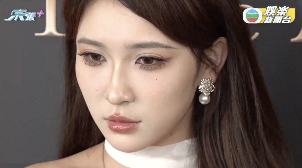 連TVB都忍唔住close up影佢眼妝。