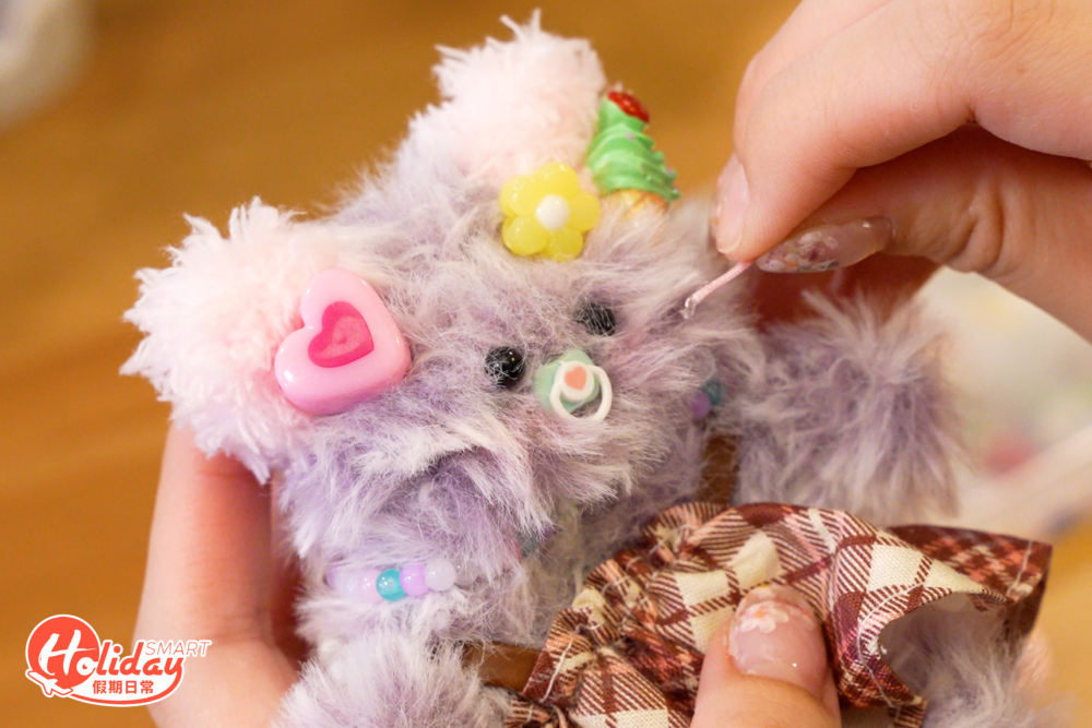 最後替貓貓加上貓鬚，一隻絕不會撞款的毛公仔就出爐了。