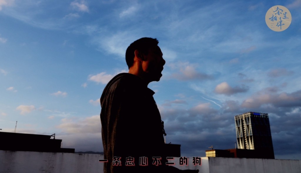 對於栢芝指他偽做公章,余毓與堅決否認,並寸爆栢芝