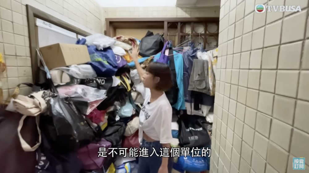 雜物已經堆到走廊,連單位門都進不去