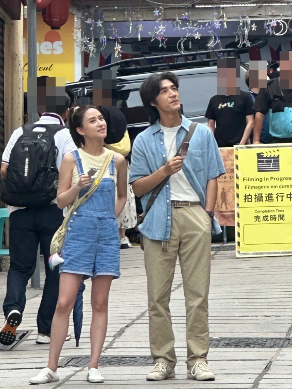 超蓮與此沙兩人在街頭並肩食雪條，搭配穿上一套牛仔情侶裝，極有戀愛的感覺！