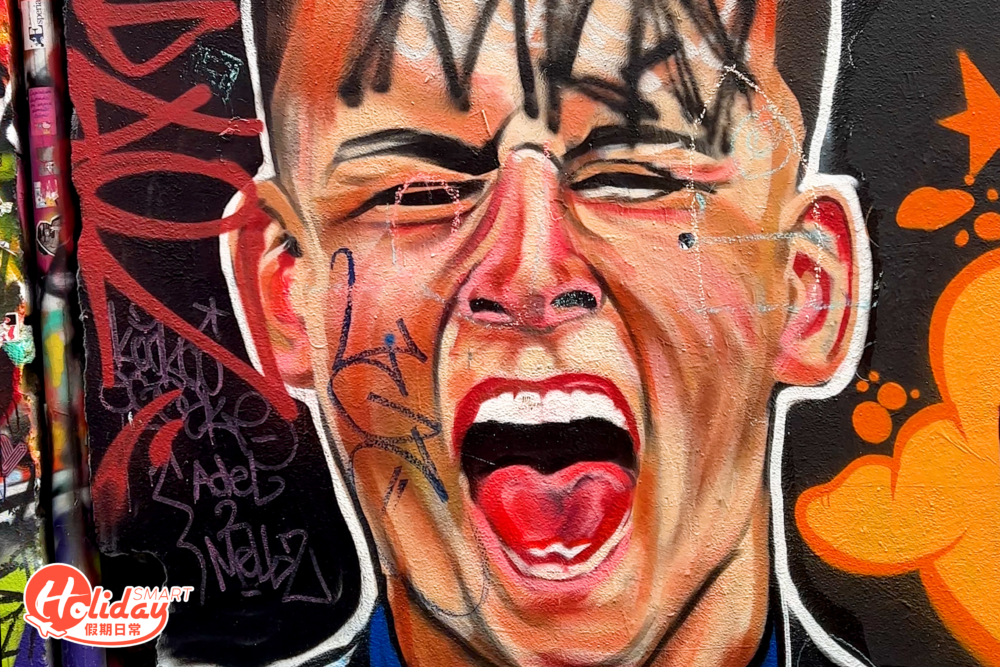 新畫上的塗鴉再把舊有的蓋上，每次到訪這條「露天畫廊」都會有不一樣的風景面貌。