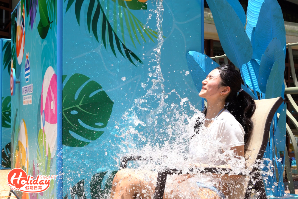 投射鏢靶引發水桶裝置淋水到另一位玩家身上。