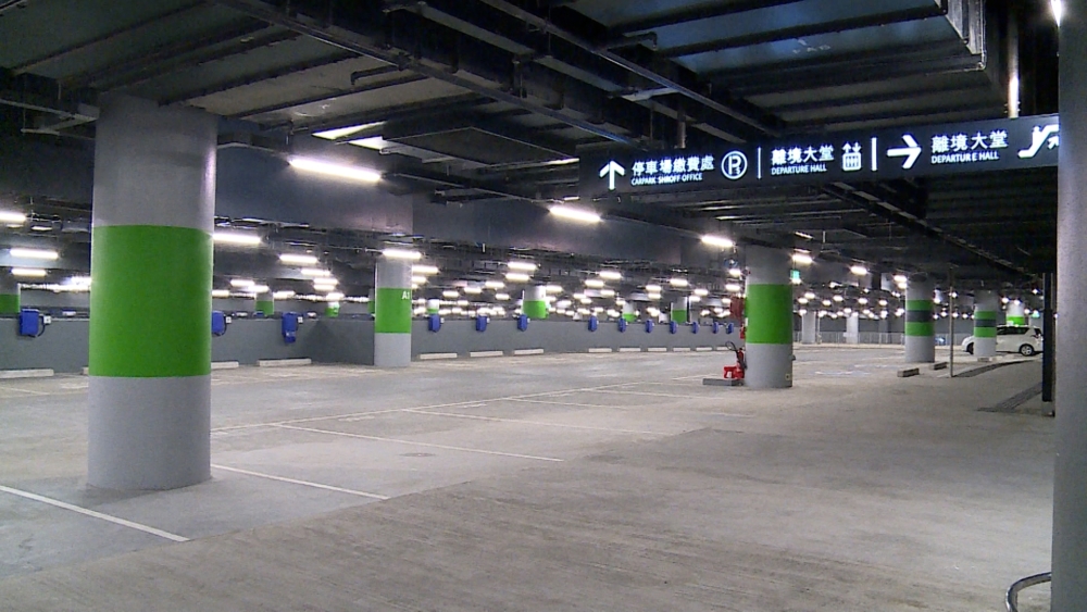 蓮塘/香園圍口岸是香港首個可以揸車至邊境停泊的口岸,只接受網上預約泊車,未經預約的車輛禁止進入。