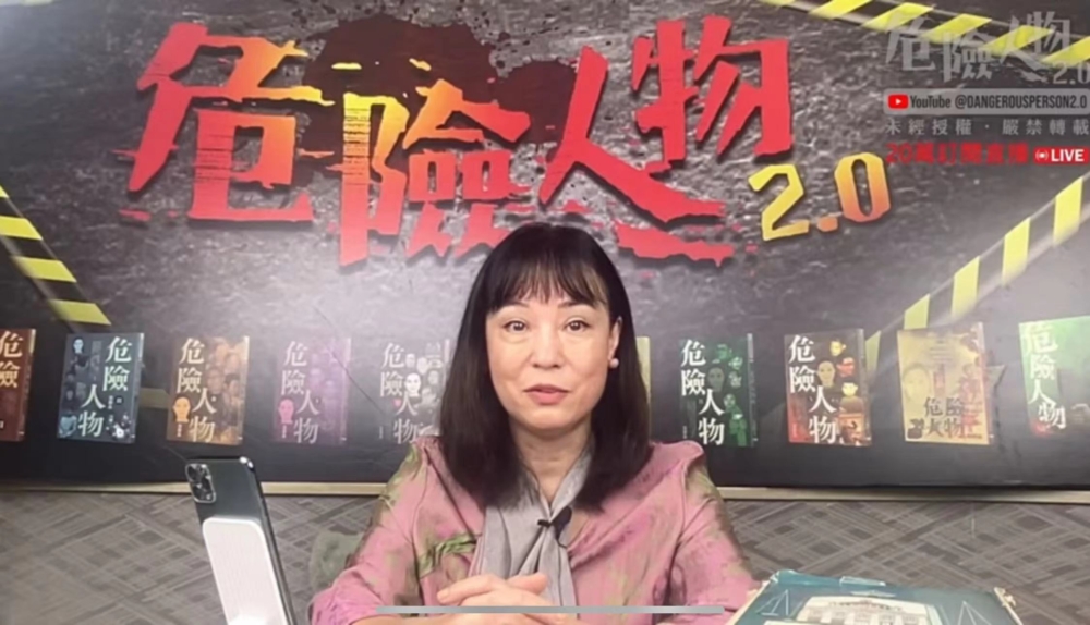 對此翁靜晶昨日(10日)就再開直播提到被何太質疑律師專業資格一事