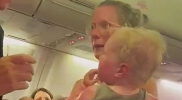 乘客擔心小朋友會中暑、脫水，甚至熱死。