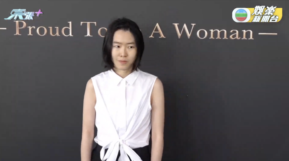 呢位佳麗站姿十分不自信