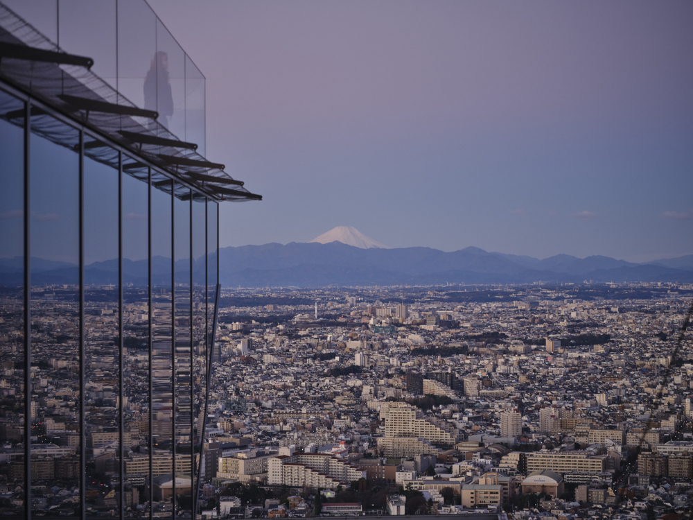 位於東京澀谷第一高樓SHIBUYA SCRAMBLE SQUARE的頂層觀景台「SHIBUYA SKY」，可360度全景將東京美景盡收眼底！