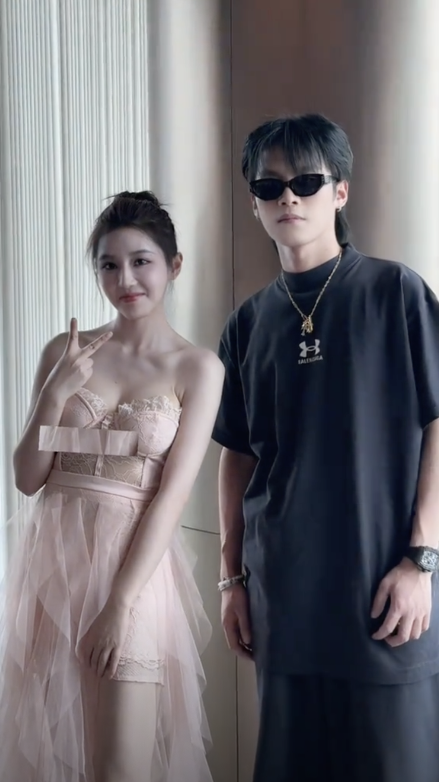 喬妹當日身穿粉紅色蕾絲抹胸裙，大晒火辣身材，吸引了不少人注意