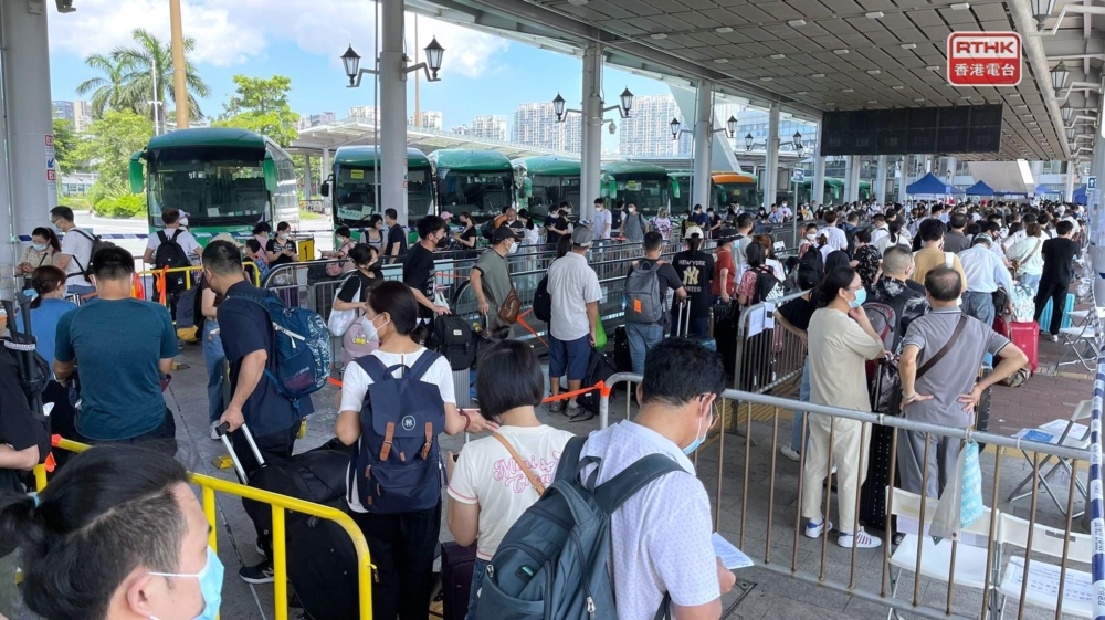 來往深圳灣口岸的道路屬於封閉道路,除了的士,其他進入此路段的車輛必須持有有效「封閉道路通行許可證」。