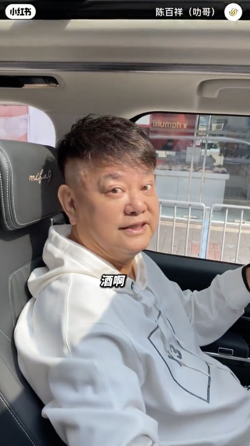 阿叻近日隨明星足球隊到汕頭踢友誼賽