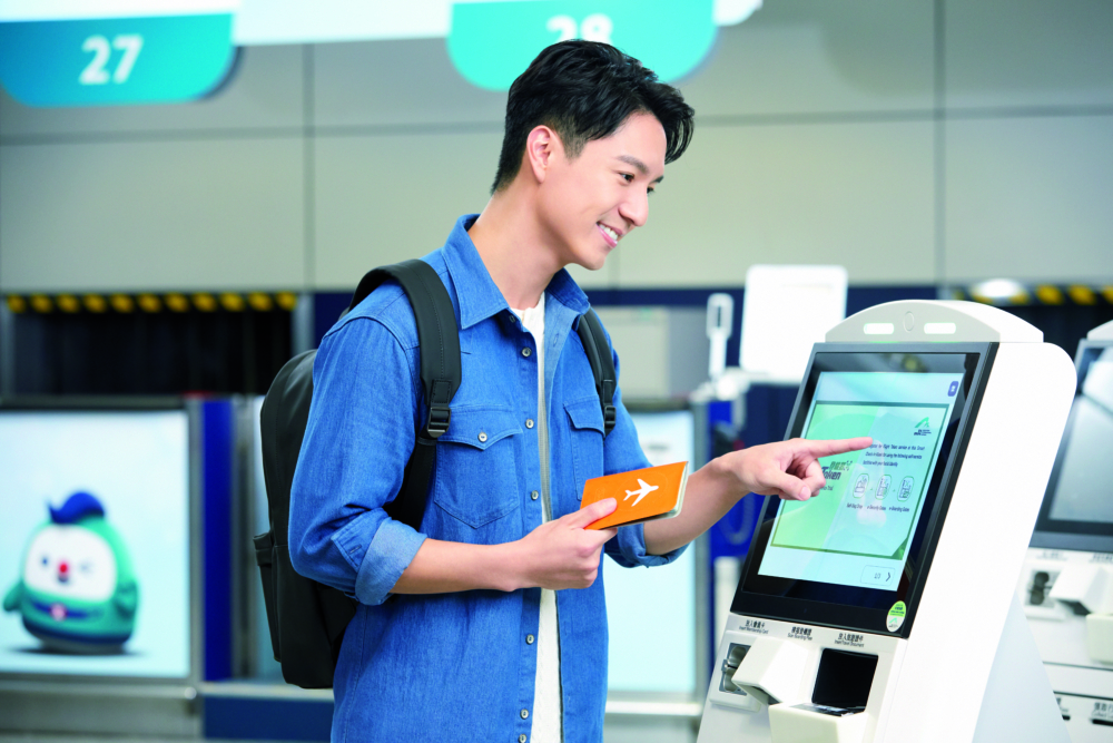 乘搭香港航空及國泰航空的朋友可以利用「智能登記櫃檯」辦理登機手續、領取登機證及行李標籤!