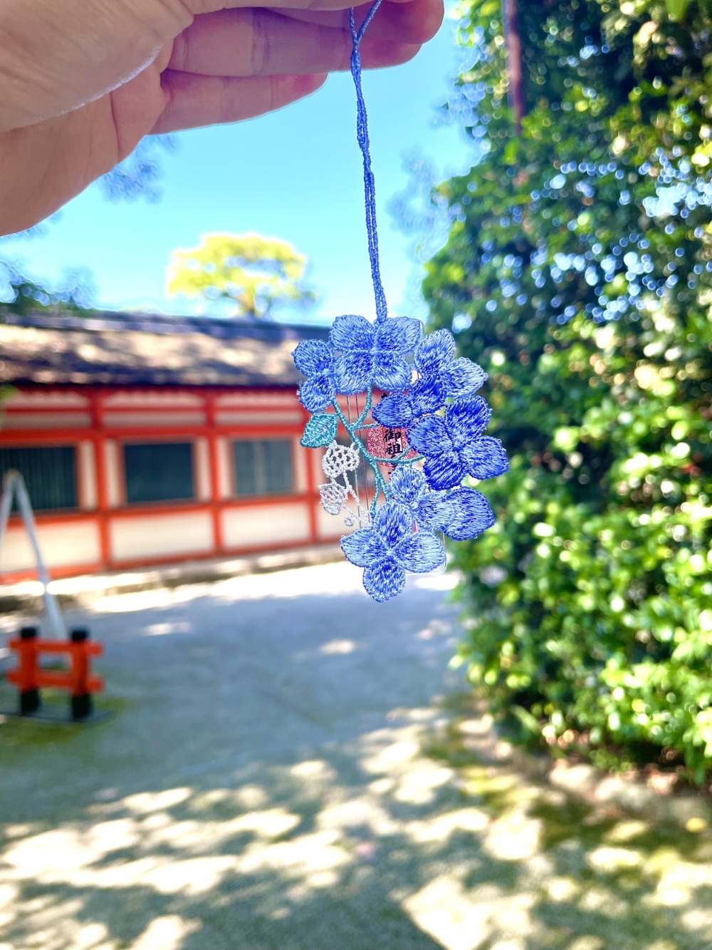 繡球花又稱「紫陽花」或「草繡球」,因為由一朵朵小花聚集而成,所以代表幸福、希望、美滿