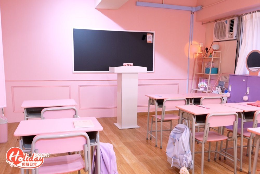今次的拍攝場景,是一個夢幻感滿滿的粉紅色課室。