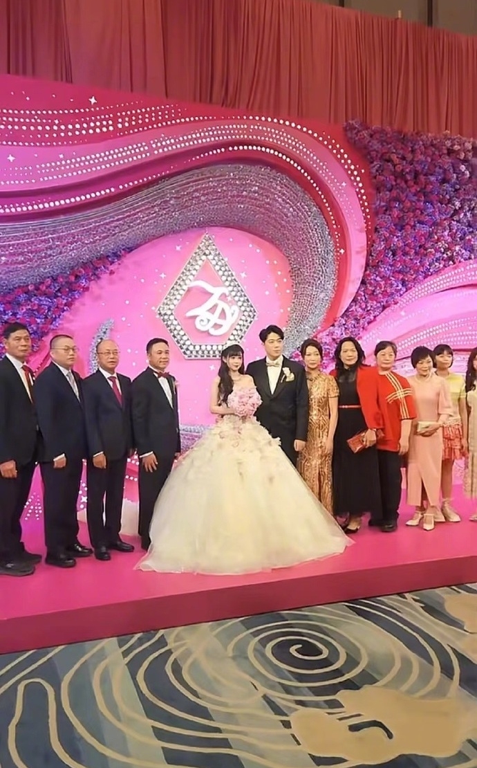 近日，一場盛大的婚禮在廈門舉行，成為內地社交媒體上的熱話。