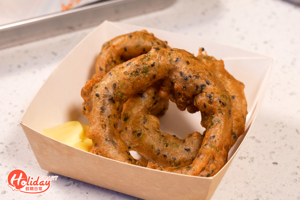 黑啤蔥油洋蔥圈的炸皮薄身。