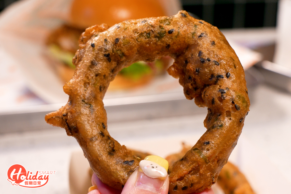 夾住了蔥花和芝麻，吃起來酥脆香口。