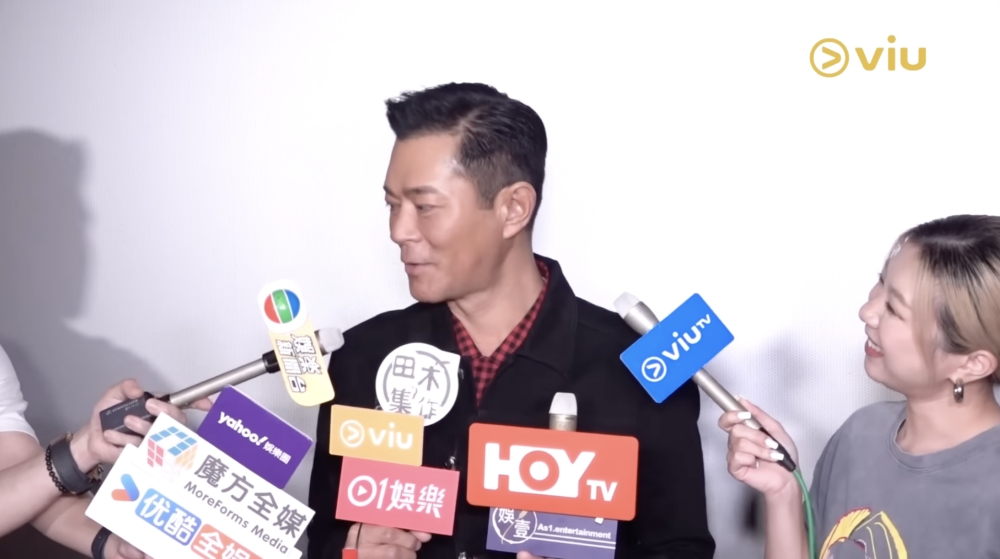 其中TVB主持右手托住左手手肘拿咪提問,古天樂望向對方後笑言:「嘩你好大支嘢喎!」