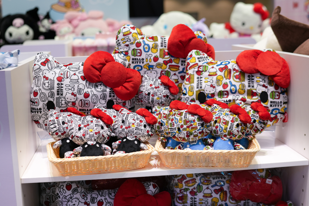 另外Sanrio 也推出全新 50 週 年限定獎牌系列，限定獎牌可掛於 HELLO KITTY 50 週年限定公仔系列