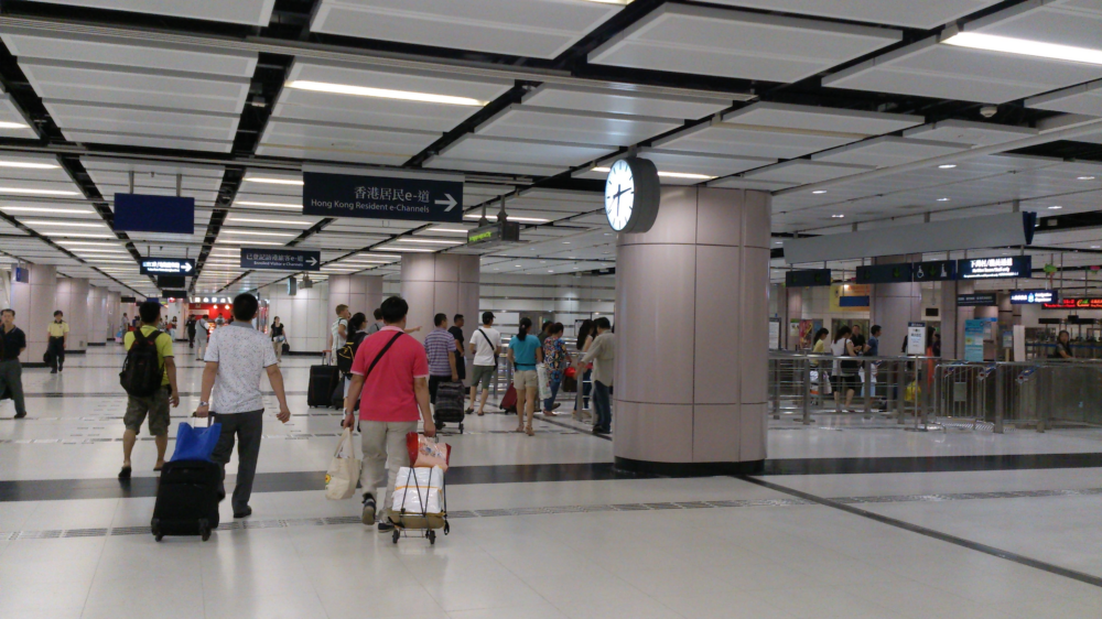 乘搭港鐵東鐵線的落馬洲支線至落馬洲站，出站即直達福田口岸，是前往福田口岸最簡單直接的方法。