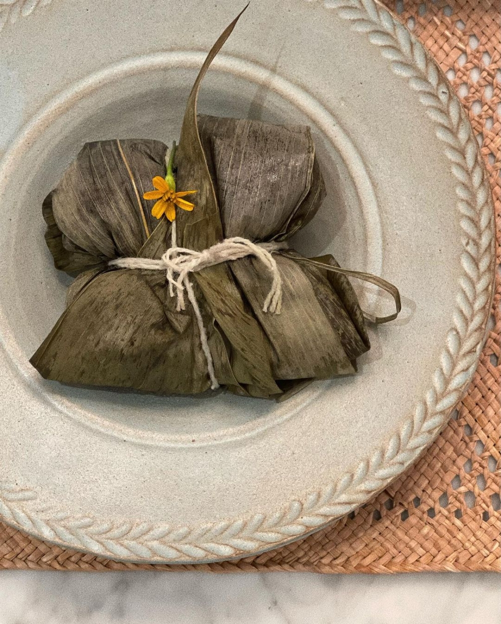 端午節的起源故事說法個不同,但大家最熟悉的版本是為了戰國時期楚國的愛國詩人屈原。