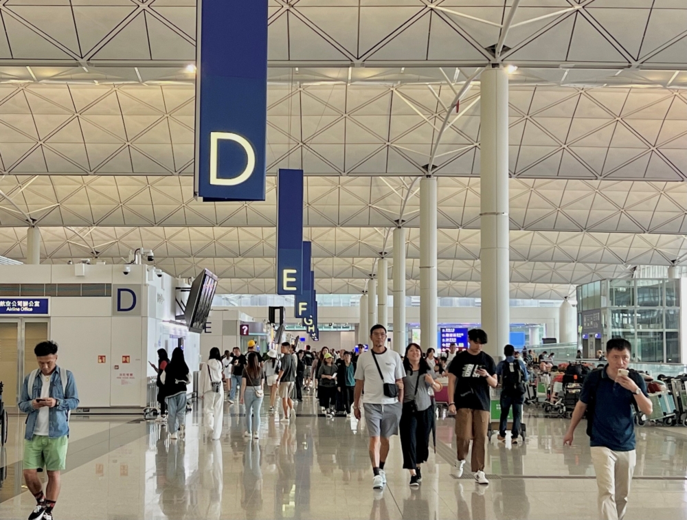 香港人一如既往地熱衷於出外旅遊。每逢假期,香港國際機場的安檢處總是人山人海